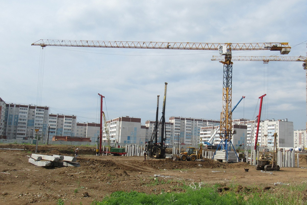 У строящейся школы в Каменске побывал замминистра. Посоветовал уже сейчас закупать оборудование и думать над инфраструктурой вокруг