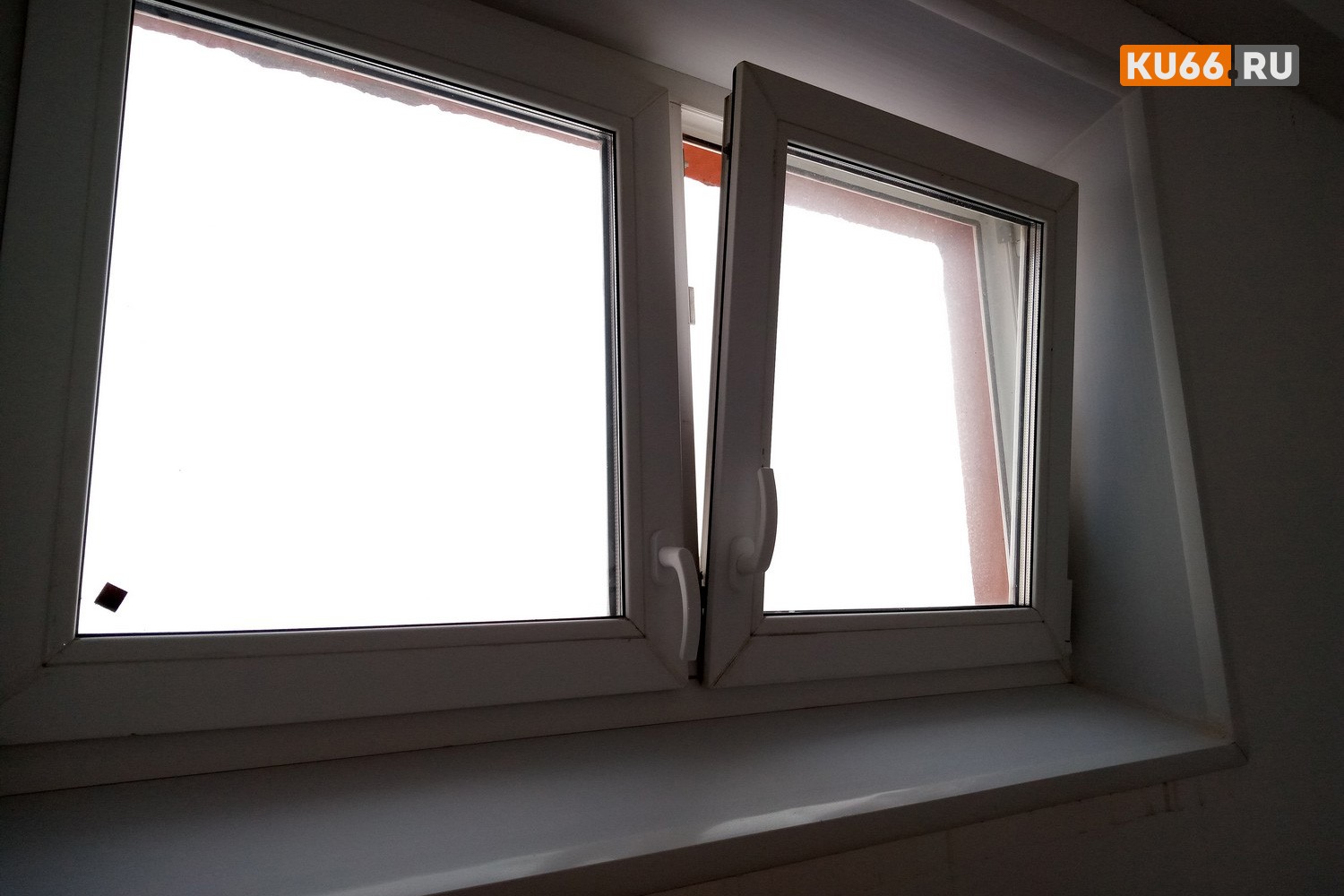 В Каменске-Уральском хулиганы закидывают окна камнями | Уральские подростки забрасывают окна камнями