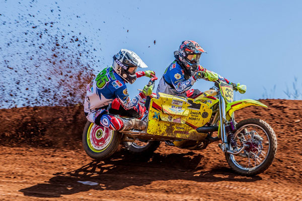 На окружном и областном состязаниях по мотокроссу в Каменске гонщики посвятили победы присвоению звания «Город трудовой доблести»