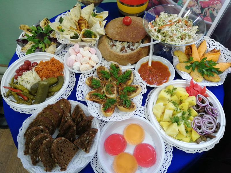 Позавидовать можно, аж слюнки текут! Заводчан в Каменске-Уральском кормят постными блюдами, которые повара приготовили на конкурс