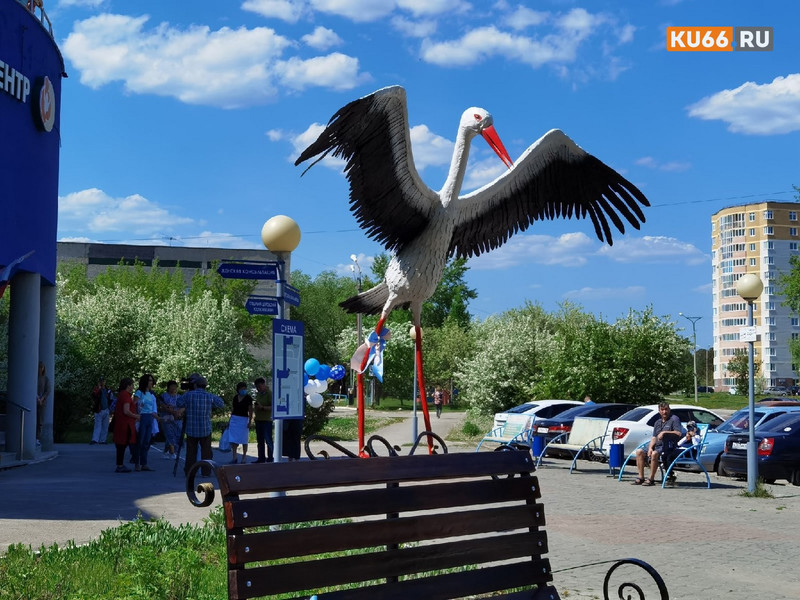 Арт-объект открыли у перинатального центра в Каменске — аист на лавочке. Говорят, от идеи до воплощения символично прошло девять месяцев