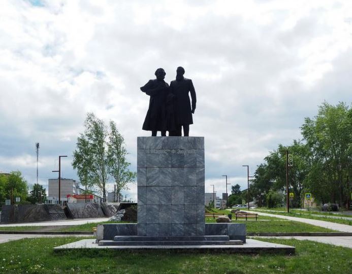 В Каменске-Уральском началось обрушение памятника Марксу и Энгельсу | На Урале началось обрушение популярного памятника