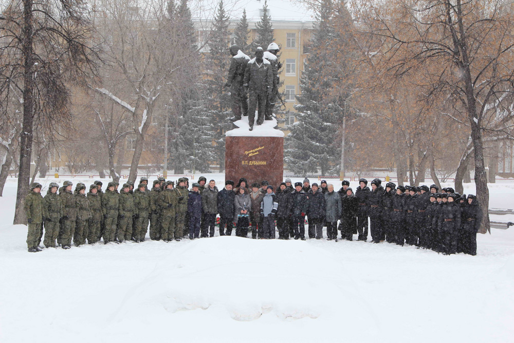 «Изучайте историю его жизни»: вице-мэр Миронов пришел вместе с общественниками к памятнику Героя России Дубынину в его 76 день рождения