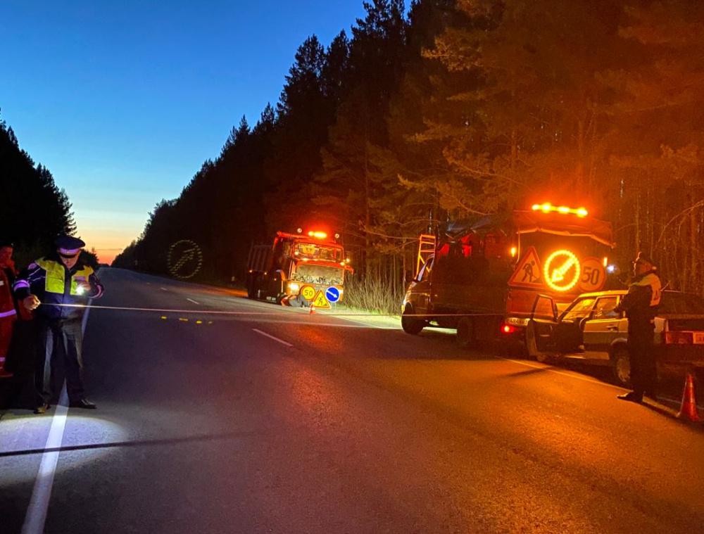 Свердловский водитель врезался в машину дорожной разметки и попал в больницу | Уральский водитель врезался в дорожного разметчика и попал в больницу