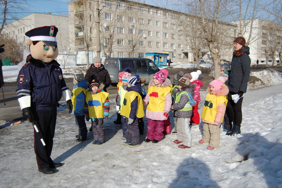 «Мамочки, берегите себя для своих детей», - напомнили малыши женщинам Каменска-Уральского, которые ежедневно садятся за руль
