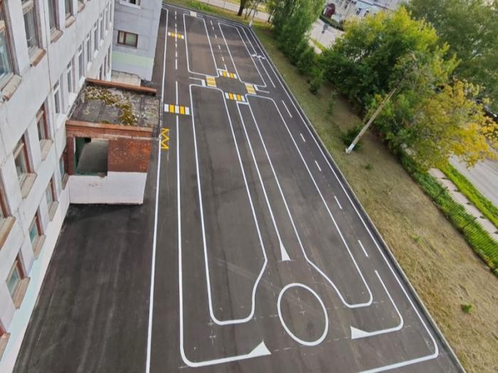 Школа №60 в Каменске-Уральском открыла автогородок: как дети будут учиться ПДД на настоящей мини-улице | В школе №60 Каменска-Уральского открыли автогородок к новому учебному году