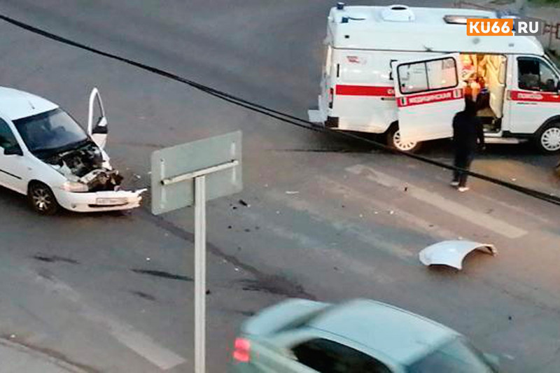 На перекрестке Калинина-Шестакова в Каменске-Уральском столкнулись "Лада Калина" и карета неотложки. Предварительно: без пострадавших