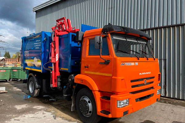 Мусор с контейнерных площадок жителей Каменска-Уральского коммунальщики будут вывозить на новенькой спецмашине