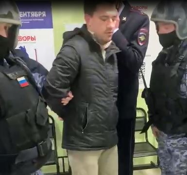 «Случай вопиющий». В Петербурге задержан член УИК с правом решающего голоса. Его в наручниках увезли в отдел