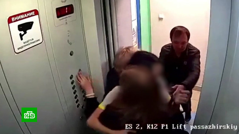 Отец избил 13-летнюю дочь в лифте за посиделки в кальянной