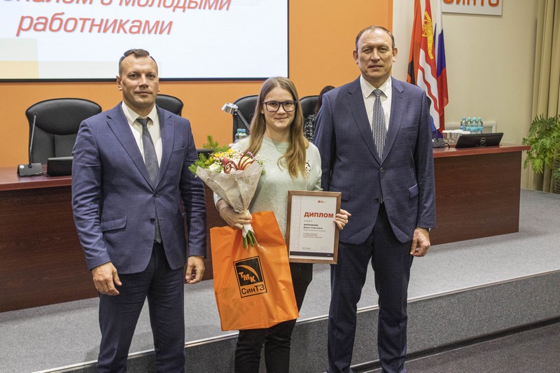 СинТЗ: Руководители провели предновогоднюю встречу с синарской молодежью. Вспоминали историю, говорили о настоящем и будущем завода