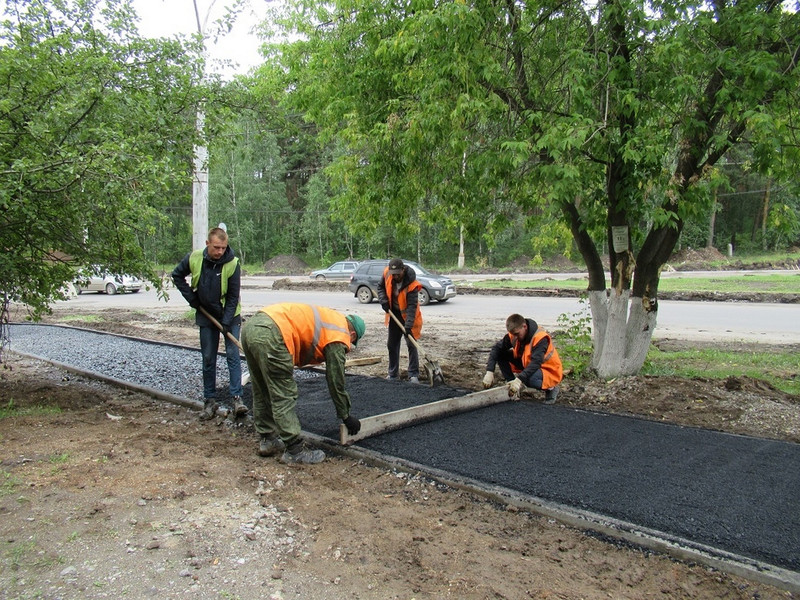 «Мелочь, а ходить стало удобнее»: новый тротуар появился на территории от Байновского моста до поликлиники на ул. Рябова в Каменске