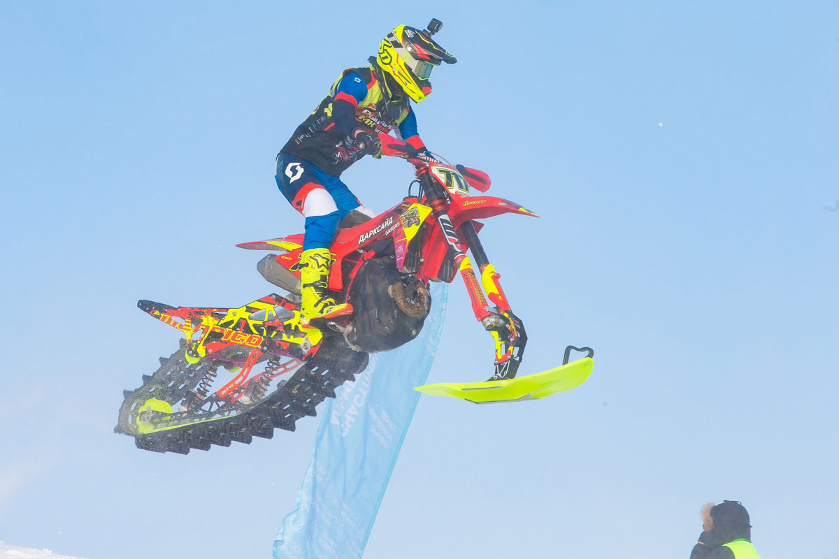 Скорость, трамплины и снег: первый этап ЧР по сноубайкам прошел в Томске | В Томске прошел первый этап Чемпионата России по кроссу на сноубайках