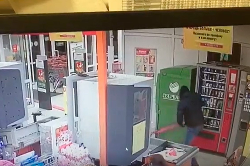 На Урале грабители за 20 секунд украли единственный в селе банкомат из магазина На Урале грабители за 20 секунд украли единственный в селе банкомат из магазина