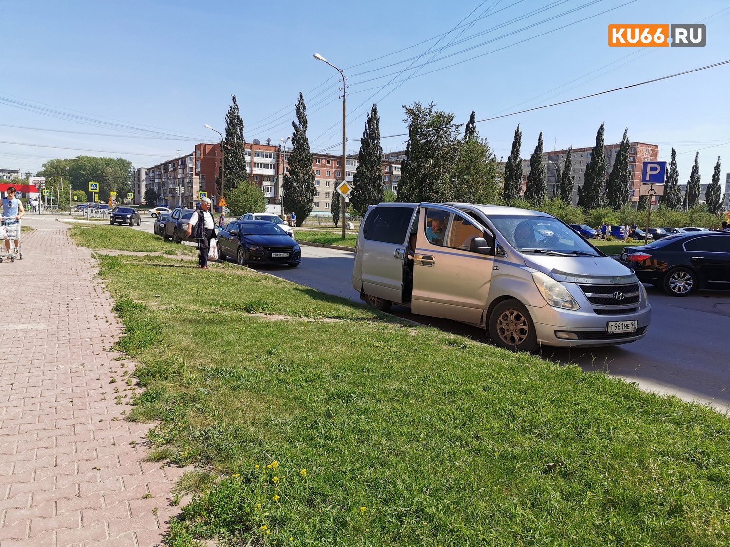 Из-за ремонта парковки у «Мегамарта» в Каменске-Уральском водители демонстрировали свою лень: ставили машины с риском для других! ОПРОС