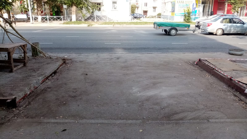 Павильон на остановке "Гагарина" в Каменске-Уральском демонтировали - у владельца истек срок аренды. Зачем чиновники приехали на место?