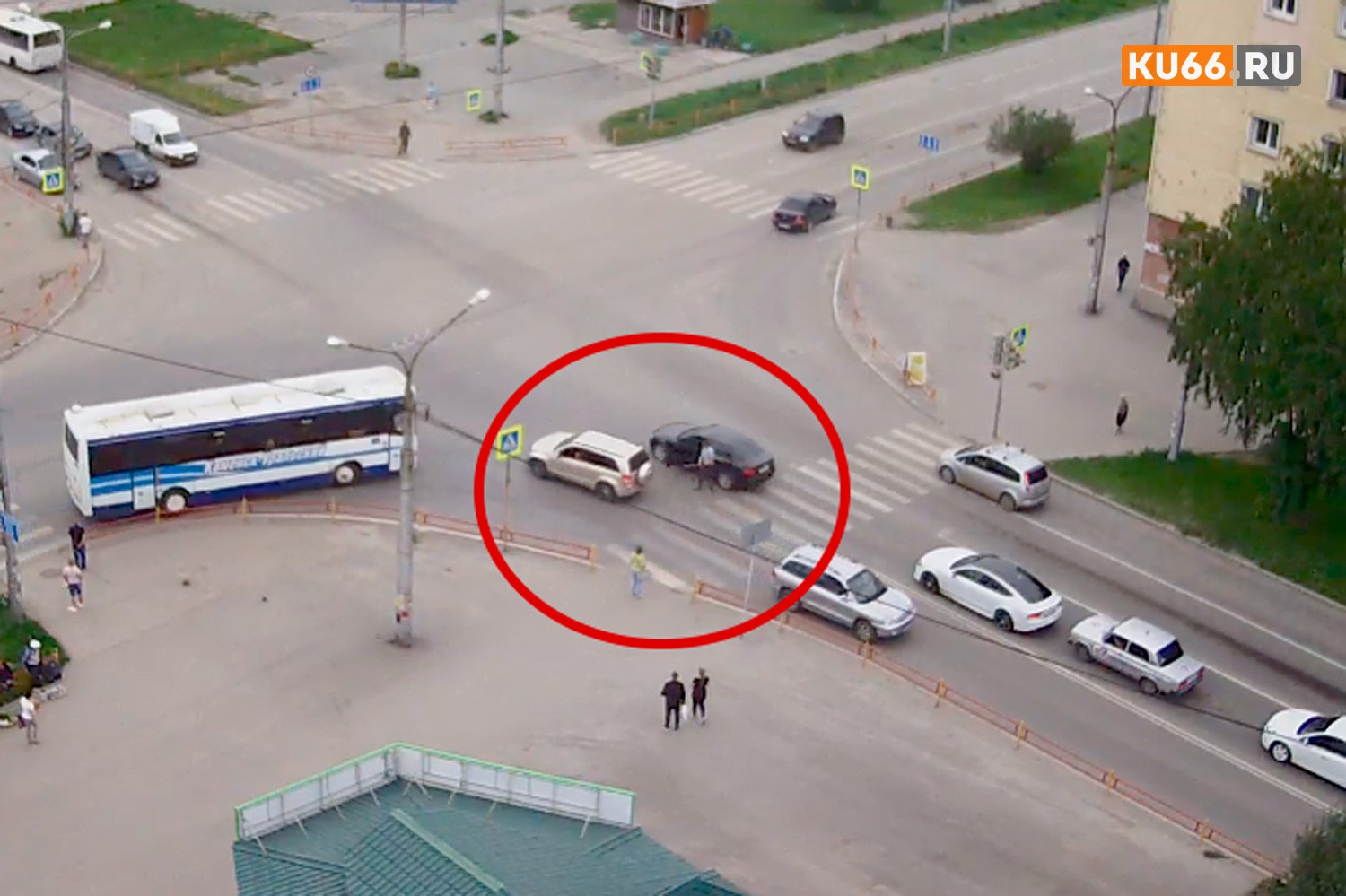 «Был слышен треск стекла». В Каменске на оживленном перекрестке произошел финал конфликта между водителями. С чего началось, неясно