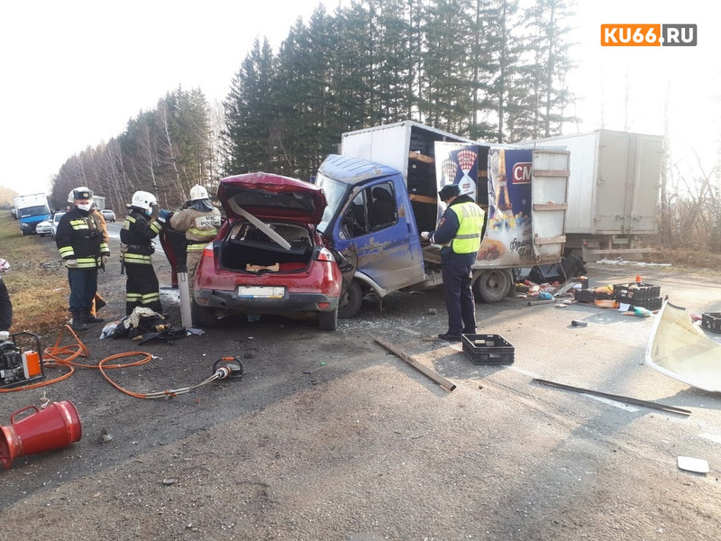 Женщина за рулем Рено устроила жуткую аварию на встречке лоб в лоб с Газелью на федеральной трассе под Каменском-Уральским. Погибла сразу