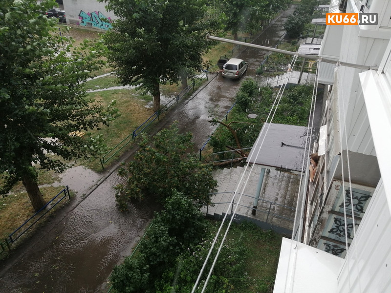 «Первый нормальный дождь за лето». На Каменск-Уральский обрушилась буря. ВИДЕО