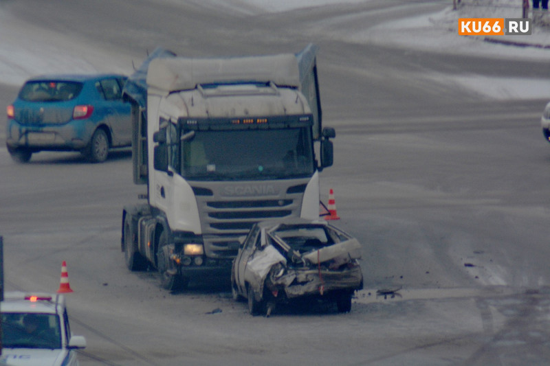 Как это было: стали известны подробности ДТП с легковушкой, кроссовером и грузовиком на оживленном перекрестке в Каменске-Уральском
