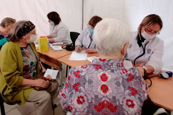 В "Мегамарте" в Каменске-Уральском выездная бригада медиков прививала желающих от коронавируса. Ставили и первый, и второй компоненты