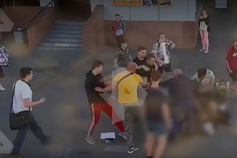 Толпа отморозков избила беременную женщину с мужем