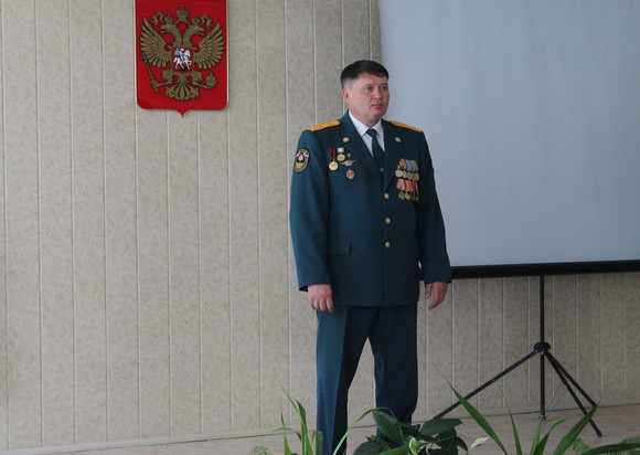 «Так держать, и сухих рукавов!» Чиновники, духовенство и огнеборцы Каменска-Уральского собрались в честь Дня пожарной охраны России