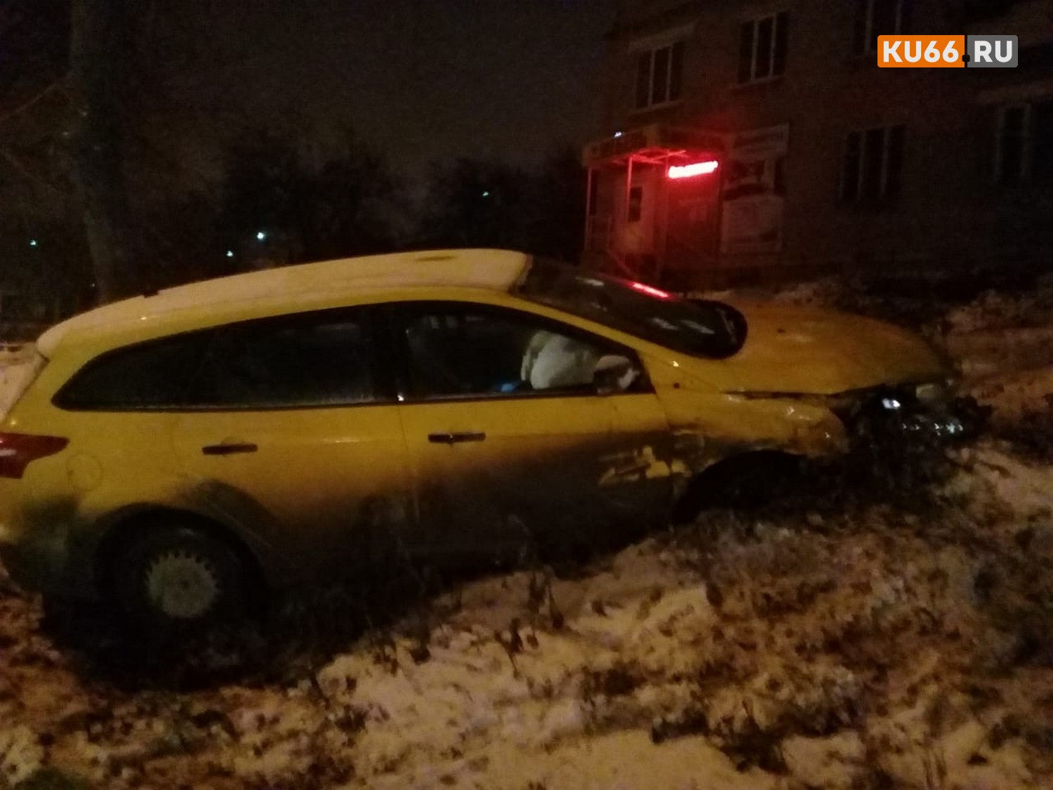 Отечественный «ВАЗ» протаранил попутный Ford в Каменске-Уральском – тот после удара оказался на обочине. Причина банальна...