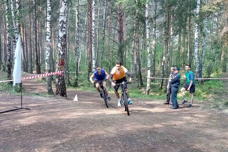Все произошло стремительно, каждый хотел быть лучшим. Спасатели крутили педали в лесу в Каменске-Уральском – показывали свою физподготовку