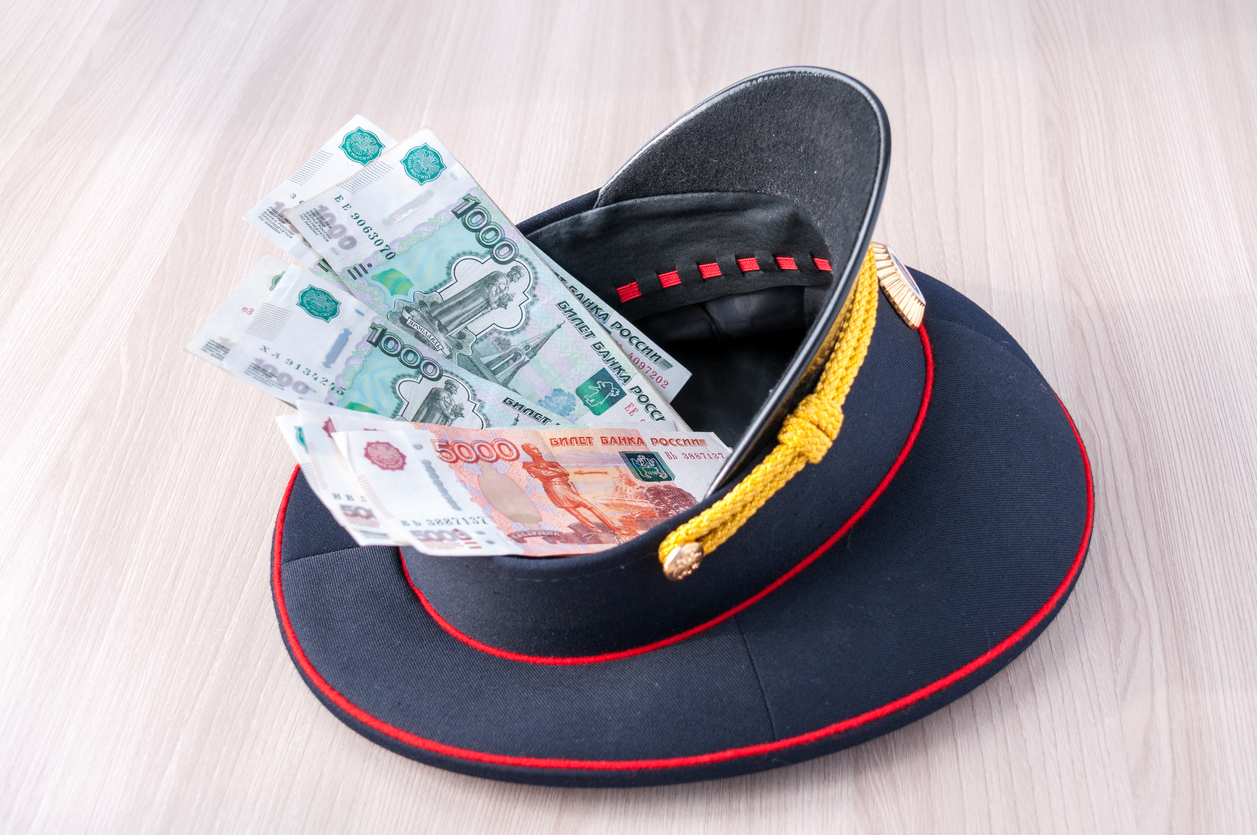 Полиция нашла в стоматологии в Каменске нарушения. Руководитель предложил полиции взятку, но... по суду заплатил штраф в миллион рублей