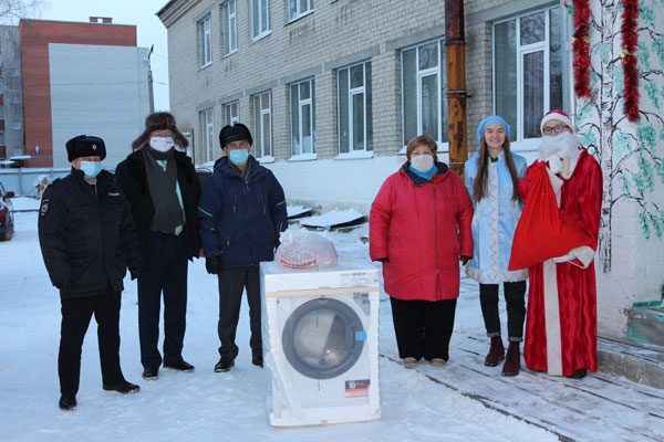Стиральная машина и сладкие подарки. Сотрудники гарнизона полиции Каменска присоединились к Всероссийской акции «Полицейский Дед Мороз»