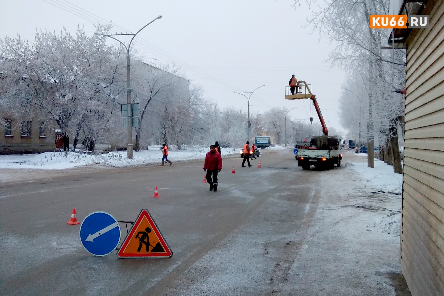 Эхо былого: в Каменске-Уральском разбирают старую троллейбусную линию — снимают старые контактные провода. Движение перекрывают