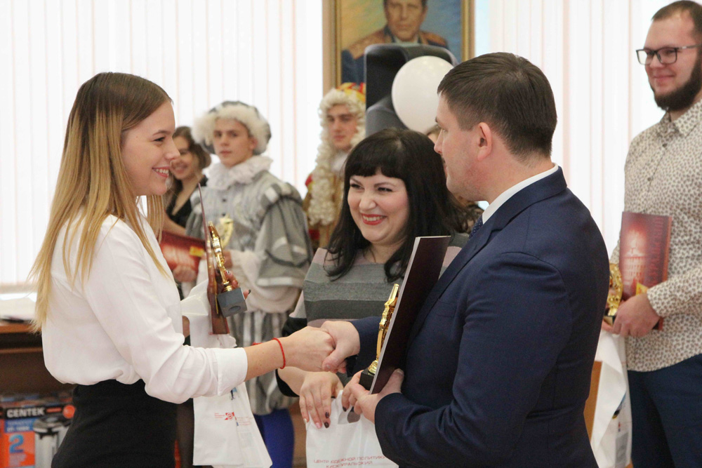 Десятки номинаций, ценные подарки. В Каменске-Уральском наградили победителей конкурса «Лидер года-2018». Особо отметили волонтеров!