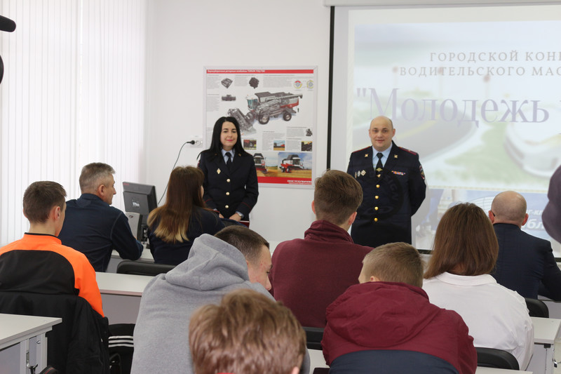 «Молодежь рулит». В Каменске-Уральском состоялся конкурс водительского мастерства 11-классников — они уже на машинах в школу ездят!