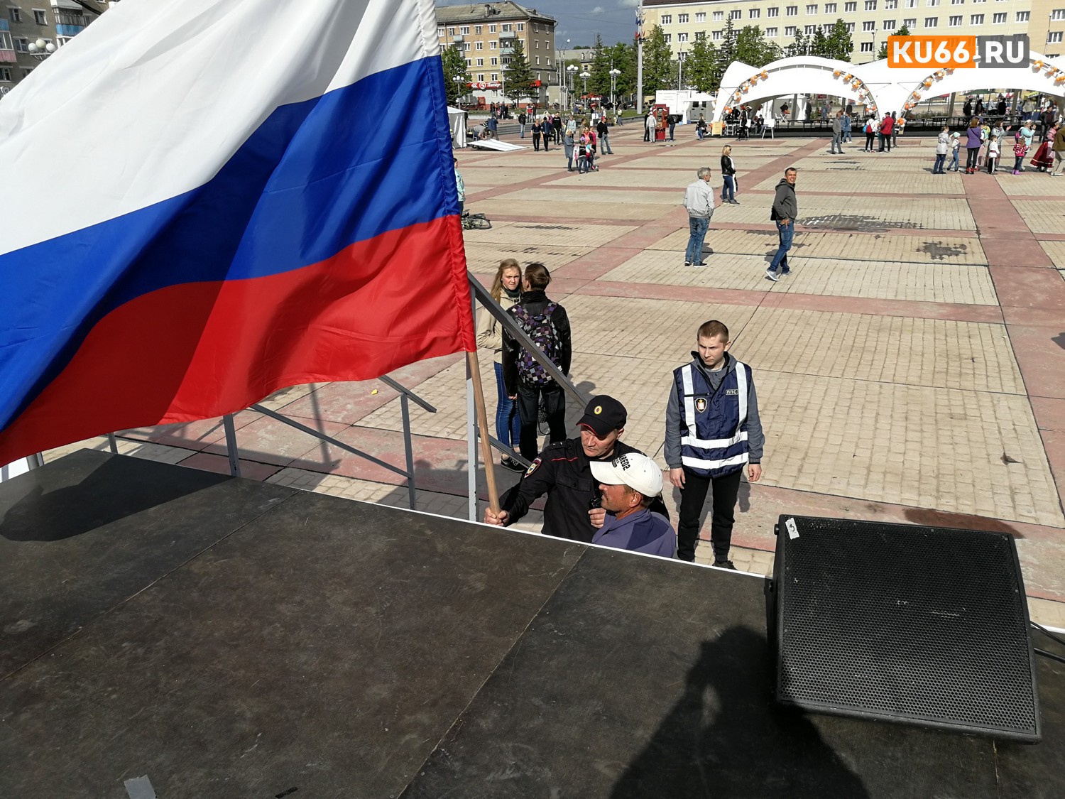 Два нарушителя безобразничали на Дне России в Каменске-Уральском: один бегал c флагом, другой подарил ведущей букет сирени