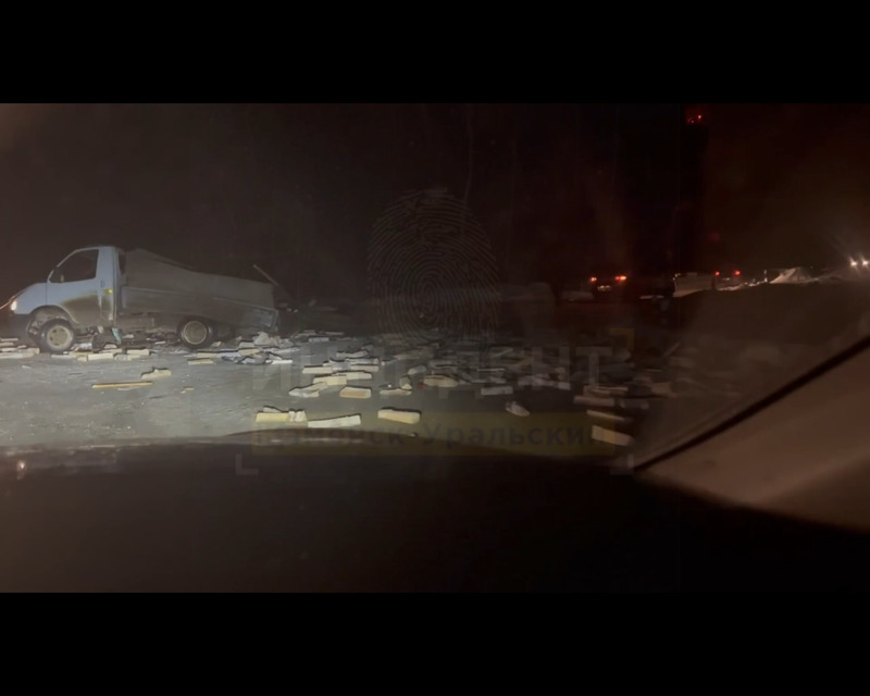 Под Каменском-Уральским произошло очередное ДТП, из грузовика рассыпались дрова