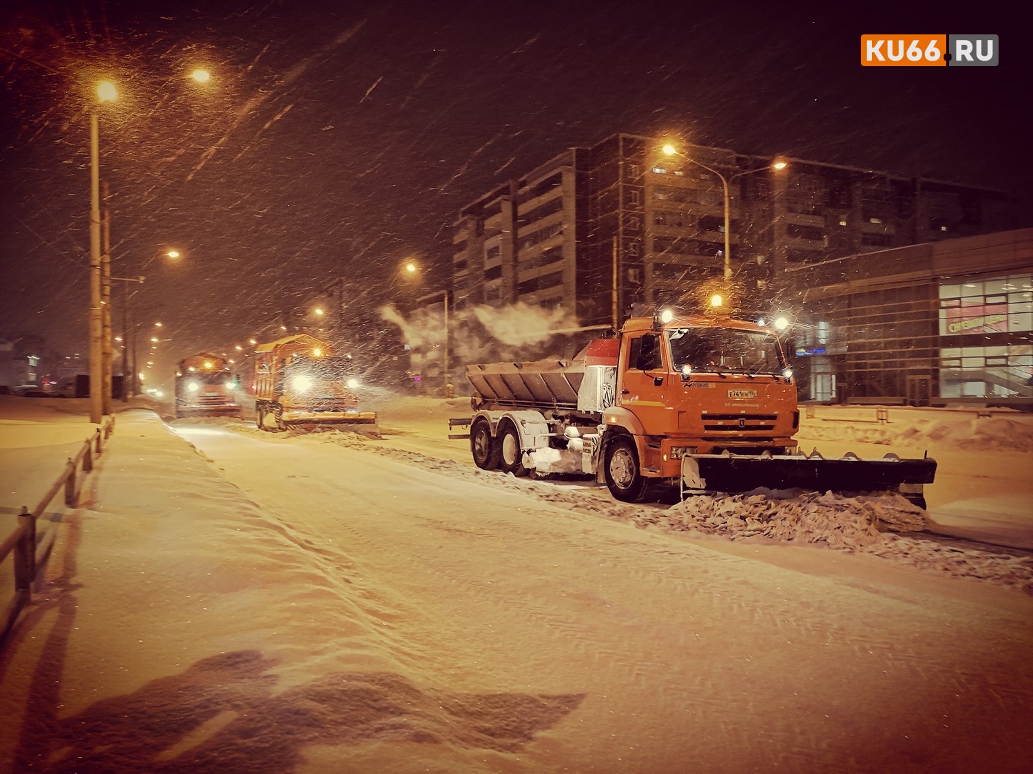Как дорожники чистят снег в Каменске-Уральском, а ДПС, помогая им, закрыли въезд для большегрузов: начали в центре, идут к периферии...