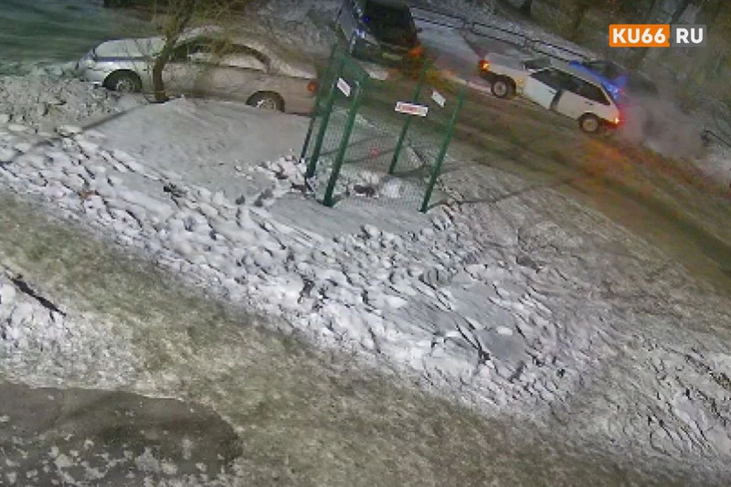 В Каменске-Уральском «ВАЗ» протаранил три автомобиля