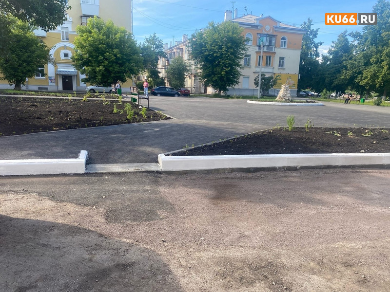 «Без дороги и без детской площадки». Жителям дома по Алюминиевой, 27 еще год придется жить в грязи