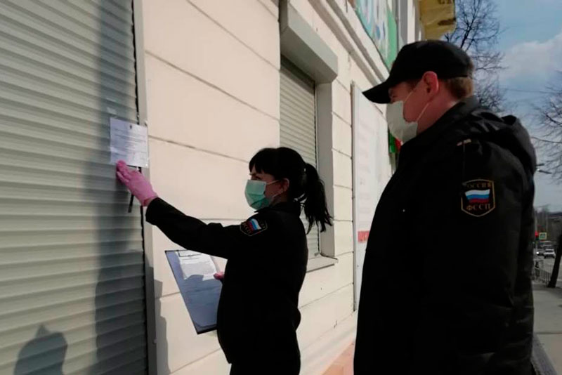 Судебные приставы закрыли магазин «Джинс» на пр. Победы в Каменске-Уральском — он работал, несмотря на Указ Президента и губернатора