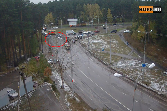 В Каменске-Уральском на улице Рябова столкнулись три автомобиля. Инспекторы ДПС частично перекрыли движение. ВИДЕО, ФОТО