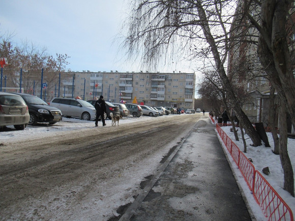 «Для кого строили?» Житель Каменска-Уральского уличил мэрию в показухе — спортивная площадка, якобы открытая для молодежи, на замке! ФОТО