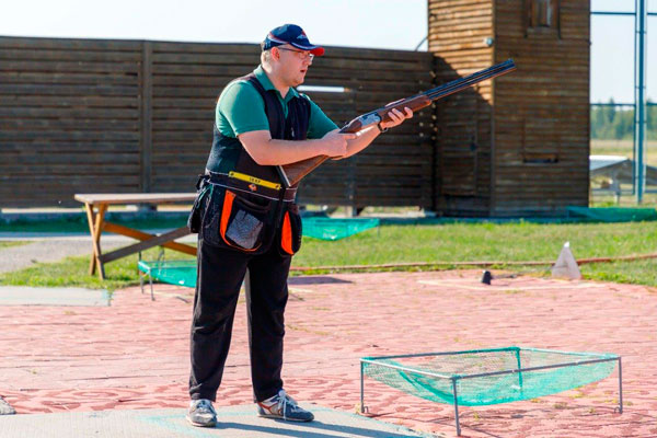 Сотрудники СинТЗ в честь 20-летия компании соревновались в меткости — палили по тарелкам, доказывая лидерство. Имена победителей