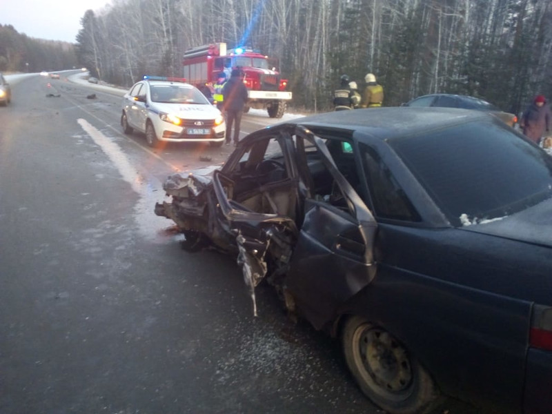 В столкновении Chevrolet Niva и Volkswagen Polo на трассе под Каменском-Уральским пострадал человек — к месту выехали сотрудники МЧС