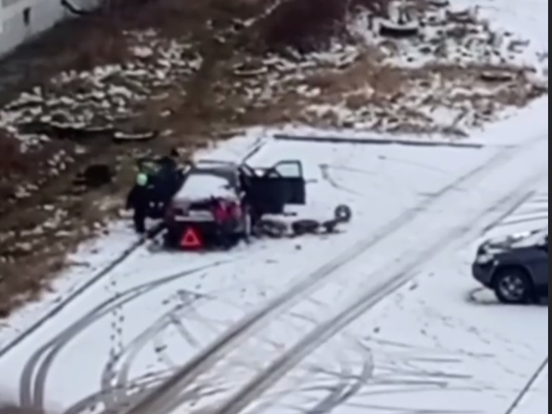 В Каменске-Уральском подростки устроили «краш-тест» автомобиля | Подростки разломали автомобиль во дворе Каменска-Уральского