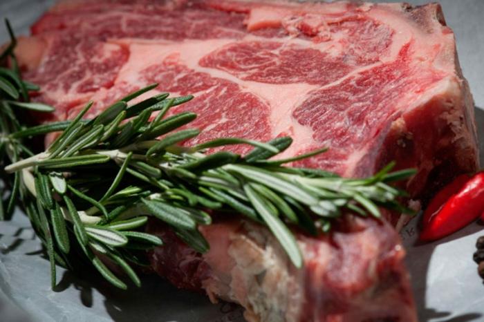 Специалист по питанию рассказал, чем опасна модная диета «карнивор» | Карнивор-диета несёт риски для здоровья и противопоказана людям с тревожностью и РПП