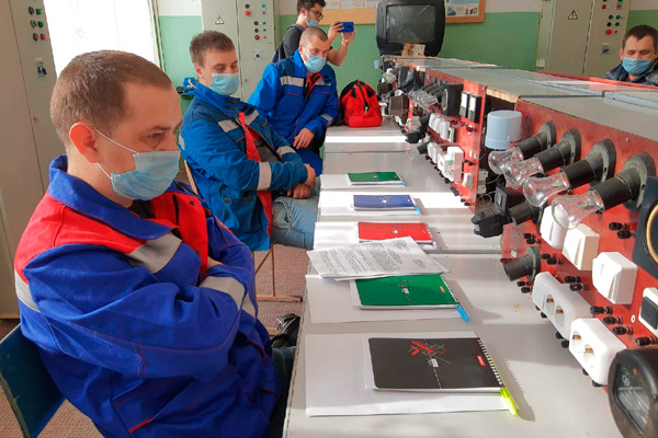 Работники местных заводов боролись за звание лучшего электромонтера в Каменске-Уральском — лидерами стали коллеги с одного предприятия