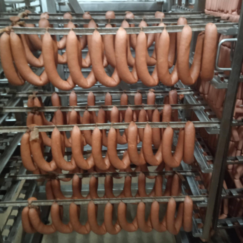 Работник завода раскрыл, из чего на самом деле состоит колбаса, подтвердив самые страшные догадки