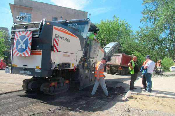 «Состояние покрытия на всех улицах плохое». Дорожные работы «кипят» во всех точках Каменска, между детсадами обещают уложить асфальт