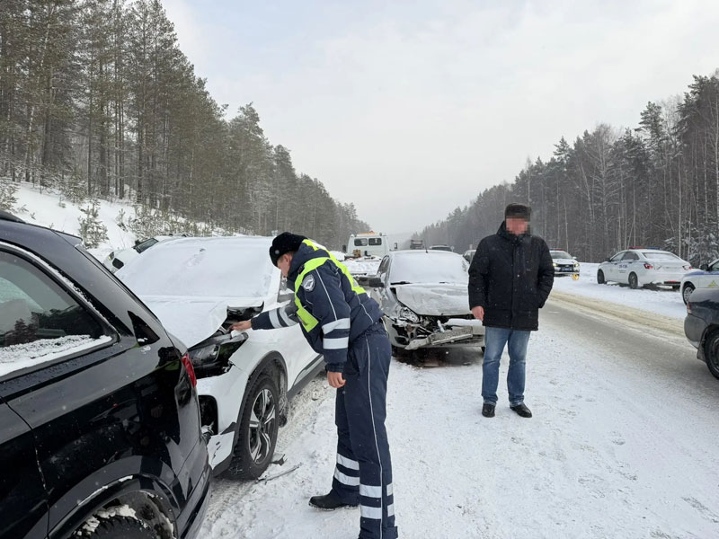 Три массовые аварии за сутки: что произошло на трассах Урала | В Свердловской области за день произошло три массовых ДТП